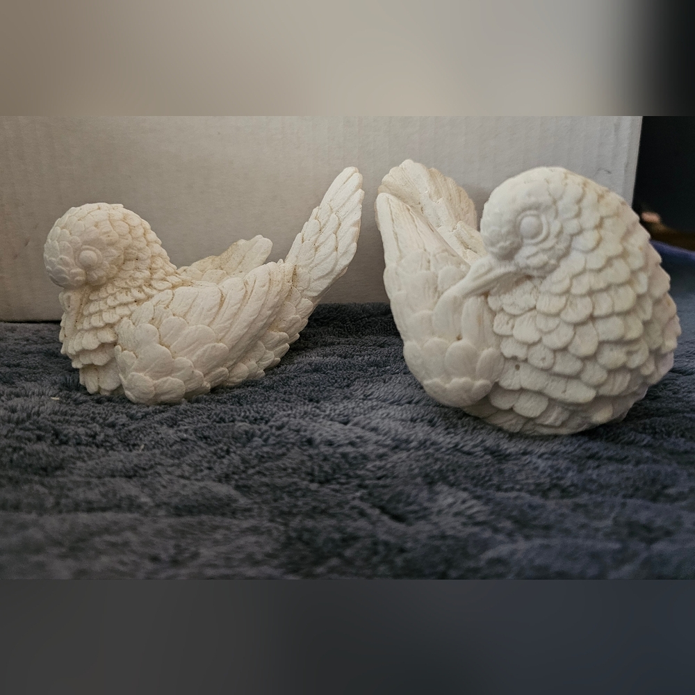 RARE- Set of 2 Alabaster White Doves Love Birds figurines is a charming addition